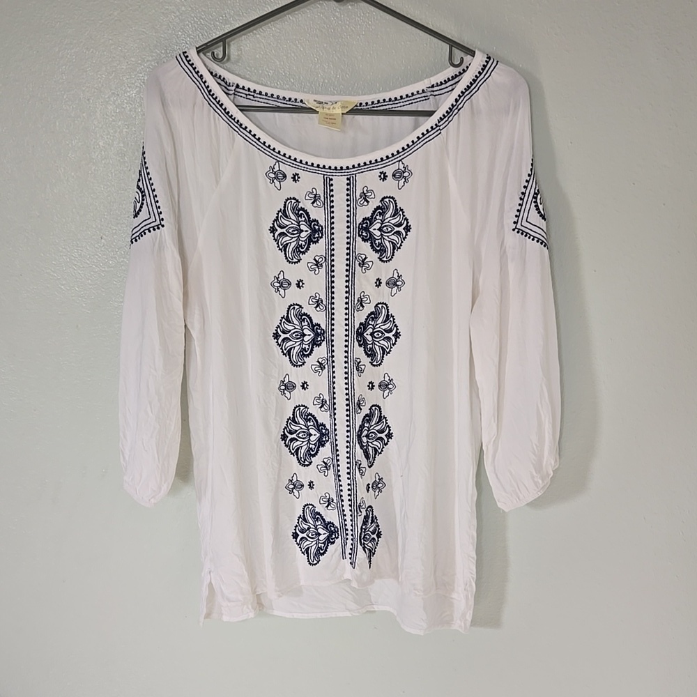Lucky & Coco | White & Blue Embroidered 3/4 Sleeve Peasant Top Size Large